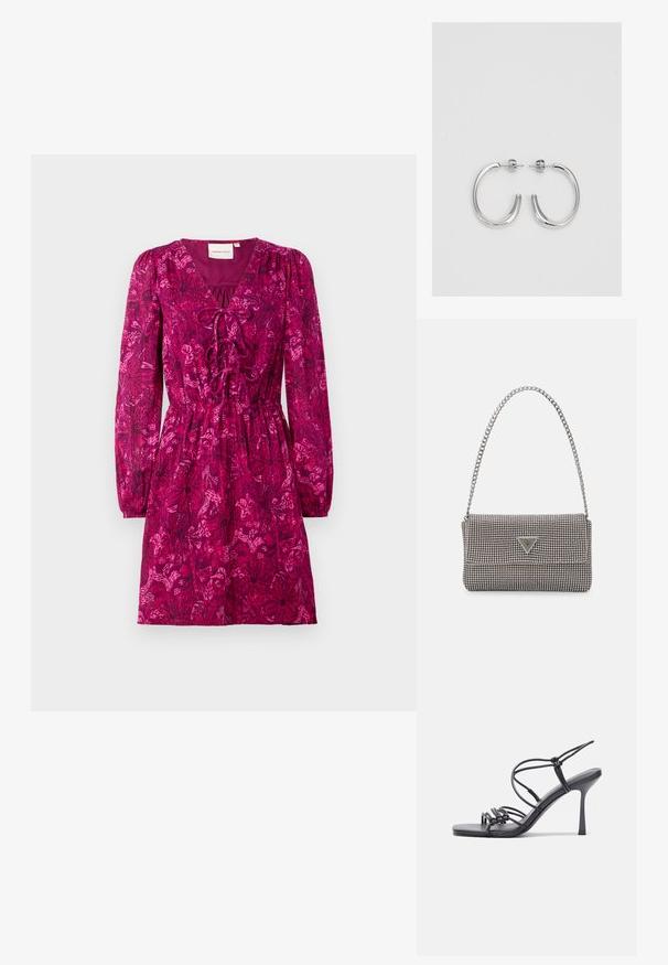 Fuksia mekko, jossa on pitkät, puffimaiset hihat ja syvä V-kaula-aukko. Omistautuu vyötärön kiristämiseen ja koko mekon kattavaan tummemmissa sävyissä olevaan kukkakuosiin.; Mustat korkokengät sandaalit, joissa on ohuet hihnat solmittuna, sileä neliön muotoinen varvasosa ja tyylikäs stiletto-korko.; Vaalea harmaa metallinen käsilaukku, jossa on ketjusanka. Laukku on koristeltu pienillä pyöreillä metallikoruilla ja kolmion muotoisella brändilogolla.; Hopehopeet hopehopeet hopehopeet hopehopeet, jolla on sileä, kiiltävä pinta. Pyöreä muoto, kevyt rakenne, jossa on neulakiinnitys.