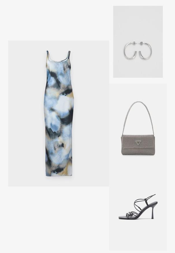 Maxi obleka iz lahkega materiala z akvarelnim vzorcem v modri, črni in bež barvi. Ima oprijet kroj in naramnice v stilu spaghetti.; Črne visoke sandale na peto imajo tanke naramnice z vozlom, gladek kvadratni toe in eleganten stiletto peto.; Svetlo siva kovinska torbica z verižnim ročajem, okrašena z majhnimi okroglimi kovinskimi bleščicami in trikotnim logotipom blagovne znamke.; Srebrne obročaste uhane z gladko, sijočo površino. Zaobljena oblika, lahka zasnova, z zapiranjem na zatič.