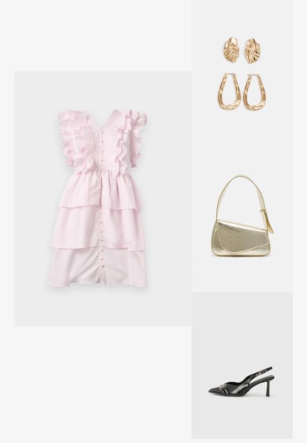 Világos rózsaszín ruha, ami réteges kialakítással és fodros díszítéssel rendelkezik a vállaknál, valamint gombos elülső része van. Puha anyagból készült.; Fekete lakk bőr, hegyes orrú slingback cipő, boka pántokkal, ezüst csatokkal és hardverelemekkel, valamint karcsú sarkú.; Arany fémes kézi táska, strukturált dizájnnal, sima felülettel és állítható pánttal. Egyedi háromszög alakú, minimalistának mondható varrásokkal rendelkezik.; Aranyszínű fülbevalók, texturált, hullámos formákkal. Tartalmazza a szobrászati klipszes studokat és az open hoop kialakítást, kalapácsos felülettel.
