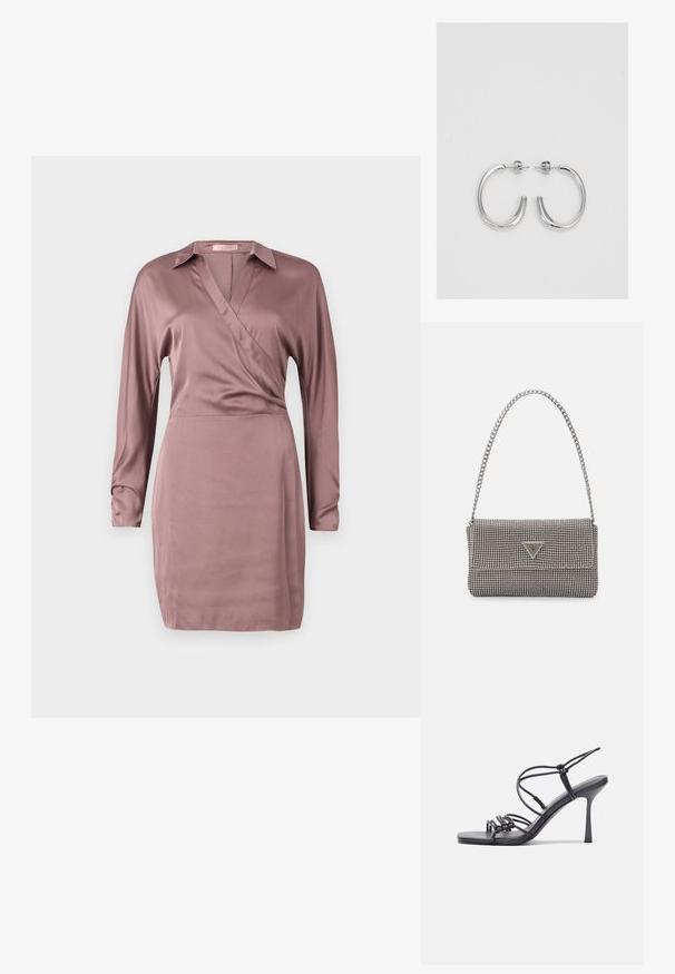 Rochie tip wrap din satin moale, roz, cu mâneci lungi, guler și decolteu în formă de V, având o talie ajustată și un tiv drept.; Sandale negre cu toc înalt au curele subțiri cu un design legat, un vârf pătrat neted și un toc stiletto elegant.; Geantă metalică gri deschis, cu un strap din lanț, decorată cu mici ținte circulare metalice și un logo de marcă triangular.; Cercei rotunzi din argint cu un finisaj neted și strălucitor. Design ușor, având o formă rotundă și închidere cu tijă.