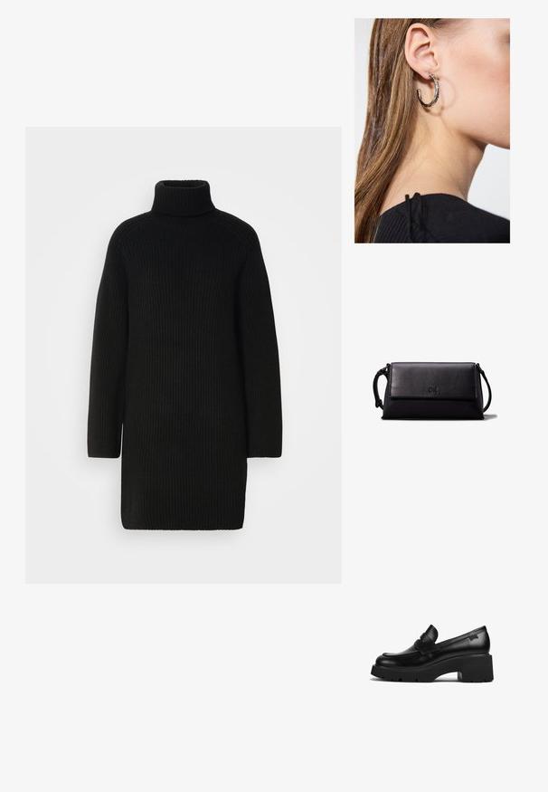Černé pletené šaty s vysokým rolákem, dlouhými rukávy a žebrovanou texturou. Rovný střih se bočními rozparky na lemu.; Černý kožený mokasín s robustním podpatkem a silnou podrážkou, s páskovým detailem přes horní část, zobrazený z boku na bílém pozadí.; Černá kožená psaníčko s obdélníkovým tvarem, hladkým povrchem, plochým víkem a malou rukojetí na boku. Obsahuje jemné logo.; Stříbrný kruhový náušník s lesklým povrchem, zdobený malými zlatými akcenty, v kulatém tvaru, nošený na lalůčku.