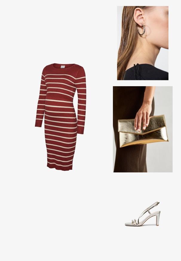 Mellényzős kismamaruha bordázott anyagból, szűk szabással és hosszú ujjakkal. Színe mélyvörös, kontrasztos fehér vízszintes csíkokkal.; Fémes ezüst színű magassarkú szandál nyitott orral, három vékony pánttal a lábfejen és egy csatfüles bokapánttal.; Arany fémes clutch táska sima textúrával, háromszög alakú csattal. A kéz, amely tartja, szépen manikűrözött körmökkel rendelkezik.; Ez egy ezüst fülbevaló, sima felülettel, amelyen apró arany díszítőelemek találhatók. Kerek formájú és a fülcimpán viselik.