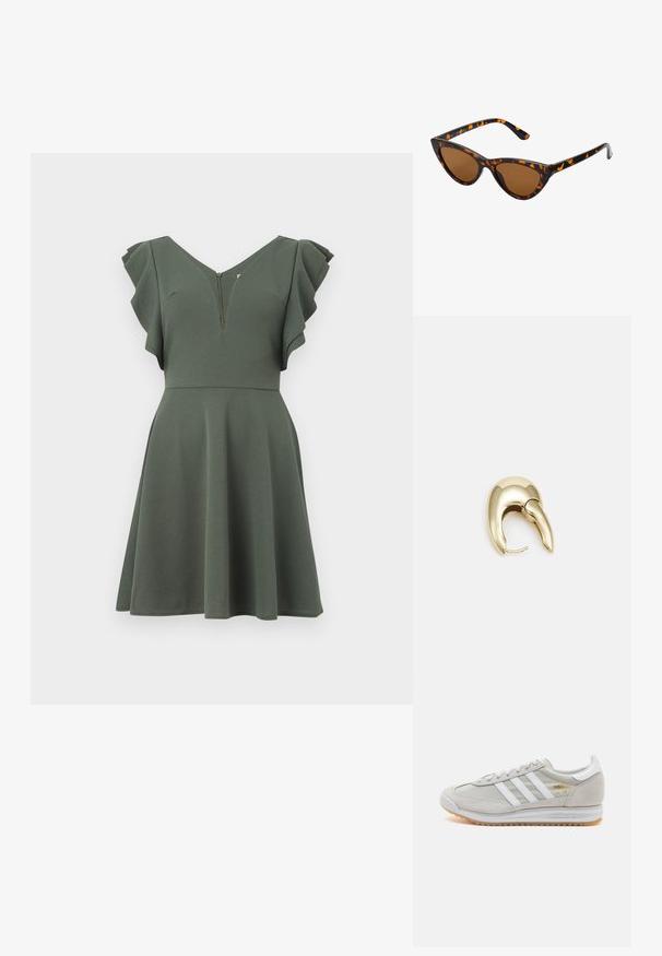 Zaļa kleita ar īsiem volāniem, V-veida kakla izgriezumu un pieguļošu augšdaļu, kas plūst uz paplatinātu svārku. Aizdare ar rāvējslēdzēju aizmugurē.; Gaišpelēka kedas, izgatavotas no zamša un sieta, ar trim baltām svītrām, apaļu purngalu un gumijas zoli. Zelta logo akcenta detaļa blakus auklām.; Kaķa acs saulesbrilles ar melnu un oranžu bruņurupuču rakstu rāmi, brūnām lēcām un elegantiem, norādītiem galiem. Rāmī ir minimālists logos uz tempļa.; Zeltīti metāla auskari ar gludu, izliekta dizaina. Ar atšķirīgu smailu formu, pulētu virsmu un eņģu aizdari.