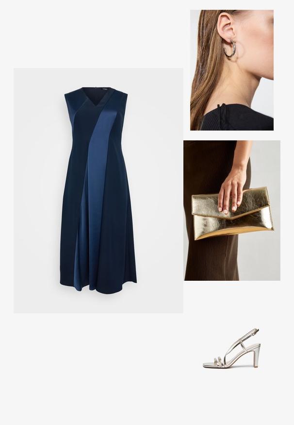 Bezramínková, výstřih do V, tmavě modrá šaty s texturovaným saténovým detailem, s A-liniovým střihem a volně splývajícím designem, dosahující až k polovině lýtek.; Metalické stříbrné sandály na vysokém podpatku s otevřenou špičkou, které mají tři tenké pásky přes nohu a pásek kolem kotníku s přezkou.; Zlatá metalická kabelka typu clutch s hladkým povrchem, s trojúhelníkovým zavíráním. Ruka, která ji drží, má pečlivě upravené nehty.; Stříbrný kruhový náušník s lesklým povrchem, zdobený malými zlatými akcenty, v kulatém tvaru, nošený na lalůčku.