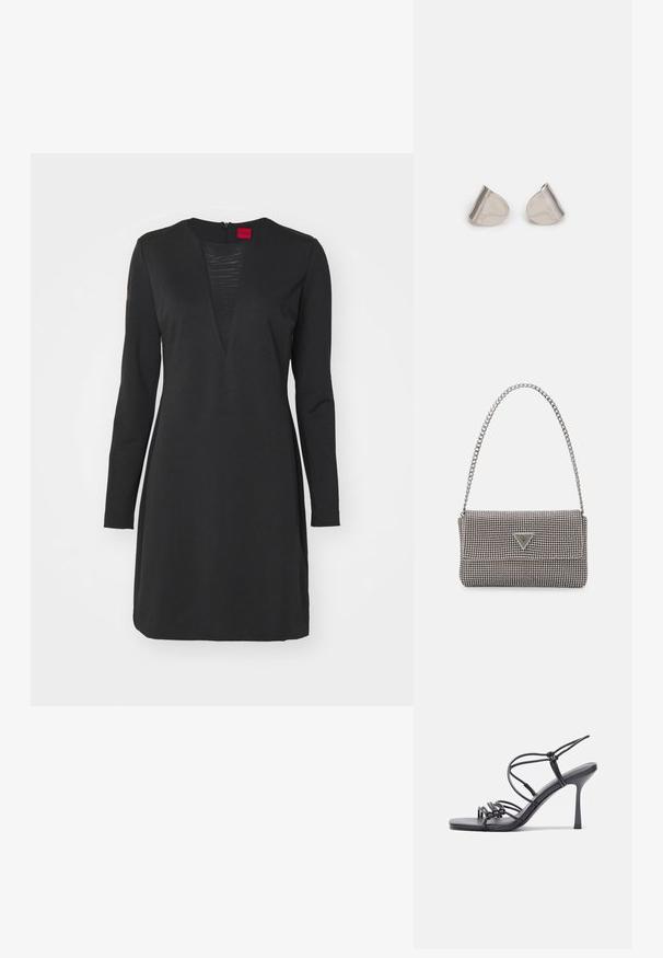 Robe noire à manches longues avec un décolleté en V et un panneau texturé vertical. Fabriquée dans un tissu lisse, avec une fermeture éclair dissimulée dans le dos.; Des sandales noires à talons hauts avec des fines lanières au design noué, un bout carré lisse et un talon aiguille élégant.; Sac à main en métal gris clair avec une bandoulière en chaîne, orné de petits clous métalliques ronds et d'un logo de marque triangulaire.; Boucles d'oreilles en métal argenté avec une forme larmoyante lisse et une finition polie. Des gravures subtiles ajoutent des détails. Design minimaliste.