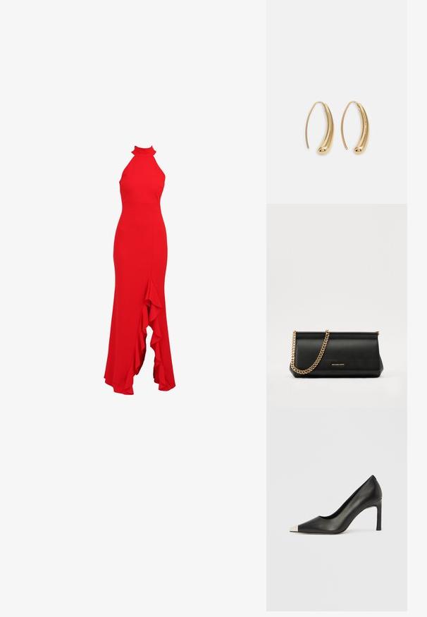 Rød halterneck kjole med en tætsiddende overdel og flared flæsekanter. Lavet af et glat stof, der har en elegant silhuet.; Sort læder højhælet sko med spids tå og metal-sølv hætte. Har en glat finish og en slank hæl på 10 cm.; Sort læder clutch taske med en guldkæde strop, der har en glat tekstur, rektangulær form og præget branding på forsiden.; Guldfarvede metal hoops øreringe med en bøjet, forlænget form. Har en glat, skinnende overflade og en afrundet spids for ekstra detalje.