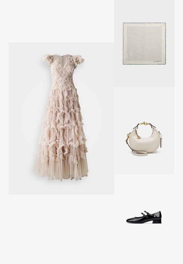 Needle & Thread AMORETTE V NECK GOWN - Gallakjole - sand; Sorte patent læder Mary Jane sko med en lav blokhælt, dobbelte remdesign og runde metalspænder. Glat, skinnende overflade.; Selsjal i cremefarve med en marineblå kant, der har jævnt fordelte marineblå prikker, som danner et mønster. Signatur trykt i hjørnet.; Creme læderhåndtaske med en halvmåneform, guldhardware, sorte accenter og en aftagelig Rem. Har en kædedetalje og mærke.; Guldkæde med dekorative metalblomster og accenter, båret over en sort tanktop, der fremhæver dets design og struktur.