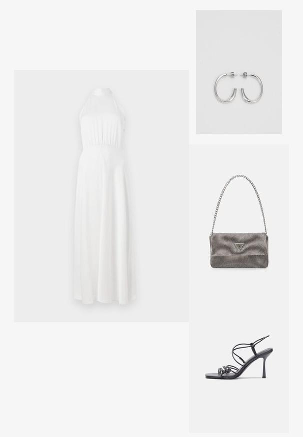 Bela maxi obleka s halter vratom, prilegajočim telesu, nabranim pasom in tekočo krilo. Gladek material z rahlim sijajem.; Črne visoke sandale na peto imajo tanke naramnice z vozlom, gladek kvadratni toe in eleganten stiletto peto.; Svetlo siva kovinska torbica z verižnim ročajem, okrašena z majhnimi okroglimi kovinskimi bleščicami in trikotnim logotipom blagovne znamke.; Srebrne obročaste uhane z gladko, sijočo površino. Zaobljena oblika, lahka zasnova, z zapiranjem na zatič.