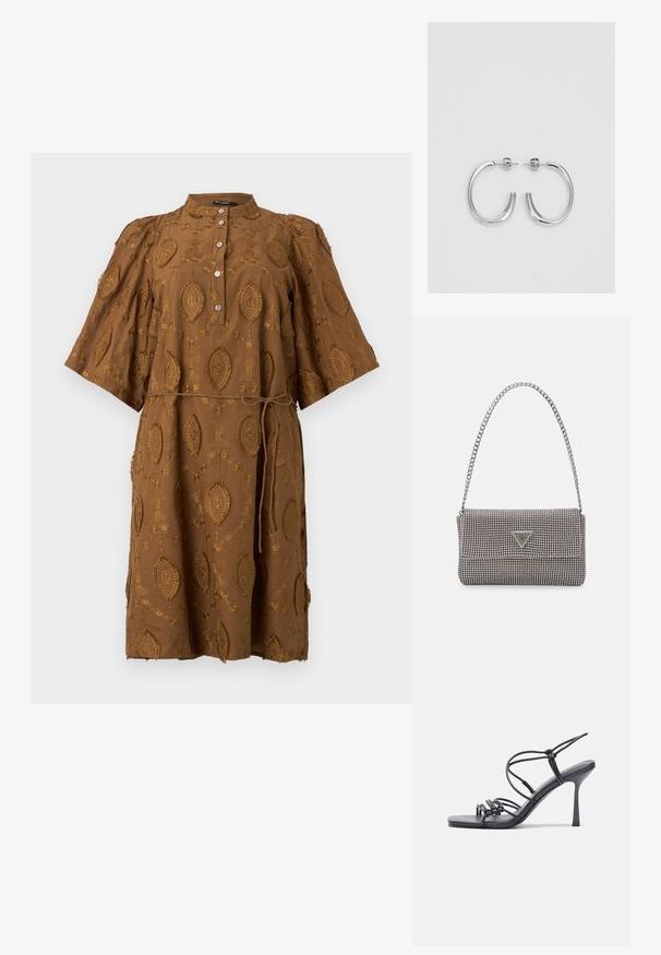 Pruun tikandiga kleit, millel on krae, lühikesed puhvärved ja reguleeritav vöökoht. Omab ovaalseid mustreid ja nuppe ees.; Mustad musta värvi kontsandaalid on varustatud peente rihmadega, millel on sõlmekujundus, siledad ruudukujulised varbad ja stiilne stilettokonts.; Helehall metallik handbags, millel on kett, kaunistatud väikeste ümmarguste metallist õmblustega ja kolmnurkse brändi logoga.; Hõbedased rõngaskõrvarõngad, millel on sile ja läikiv pind. Ümar kuju, kerge disain, millel on post-tagumise kinnituse süsteem.