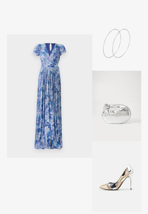Maksimaliai suknelė mėlynų gradientų raštu su sklindančiomis rankovėmis ir giliais V formos iškirpimu. Klostuotas audinys, minkšta tekstūra ir liemens akcentas pabrėžia siluetą.; Aštrus pirštas aukštakulnis batelis su sidabro, aukso ir nuogų spalvų deriniu. Blizgus paviršius su išpjovos dizainu, su stiletto kulnu.; Sidabrinė metalinė maišelio forma su švelnia, apvalia forma ir mazgu užveriamu viršumi. Pagaminta iš lygios dirbtinės odos medžiagos.; Sidabrinės pusmėnulio auskarai minimalistiniu dizainu. Apskritimo forma, lygus paviršius ir plonas profilis. Lengvi su poliruotu apdailu.