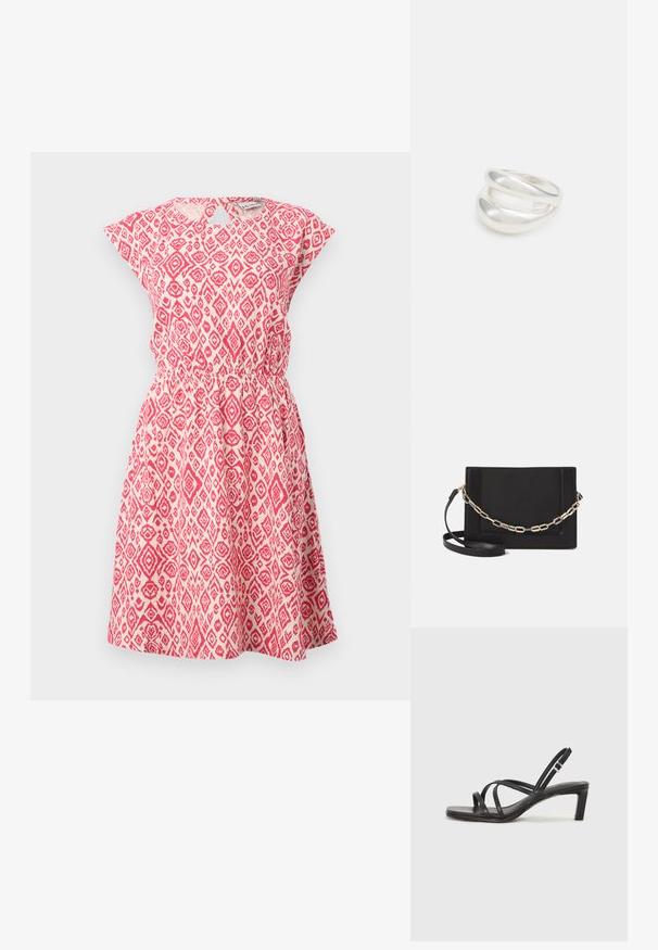 Kerge kangast punase ja valge mustriga kleit, millel on ümmargune kaelus, lühikesed varrukad, elastne vöökoht ja lehvivas seelik.; Mustast rihmajalatsid ruudukujulise varba ja madala ploki kontsaga. Omab mitmeid õhukesi rihmasid ja reguleeritavat pahkluu rihma. Valmistatud siledast nahast.; Mustast nahast õlakott, mis omab siledat tekstuuri, ristküliku kuju ning esiküljel metallketi detaili. Reguleeritav rihm on kaasas.; Hõbedane kahekordne rõngas sujuva, poleeritud pinnaga. Omab voolavat, kõverat disaini, millel on kattuvad sektsioonid, et saavutada kaasaegne ilme.