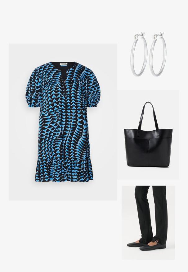 Czarna sukienka z niebieskim geometrycznym wzorem, krótkie bufiaste rękawy, dekolt w kształcie litery V, zapięcie na guziki i falbaniasty dół. Lekki materiał, luźny krój.; Czarne skórzane baletki z ostro zakończonym noskiem, paskiem z srebrną klamrą, w połączeniu z czarnymi spodniami o dopasowanym kroju z rozcięciem u dołu.; Czarna skórzana torba na ramię z dwoma długimi uchwytami, gładką teksturą i sztywną formą. Posiada przednią kieszeń dla dodatkowego przechowywania.; Srebrne kolczyki w formie kółek o gładkim, polerowanym wykończeniu. O okrągłym kształcie i pewnym zapięciu na klik. Lekka konstrukcja odpowiednia do codziennego noszenia.