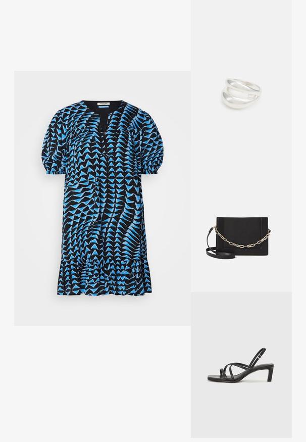 Schwarzes Kleid mit blauem geometrischen Muster, kurzen Puffärmeln, V-Ausschnitt, Knopfleiste und rüschgesäumtem Saum. Leichter Stoff, lockere Passform.; Schwarze Sandale mit Riemchen, quadratischer Zehenform und niedrigem Blockabsatz. Verfügt über mehrere dünne Riemen und einen verstellbaren Knöchelriemen. Hergestellt aus glattem Leder.; Schwarze Leder-Crossbody-Tasche mit glatter Textur, rechteckiger Form und metallic-kettendetail auf der Vorderseite. Verstellbarer Gurt inklusive.; Silberner Doppelring mit einer glatten, polierten Oberfläche. Verfügt über ein fließendes, kurviges Design mit überlappenden Abschnitten für einen modernen Look.