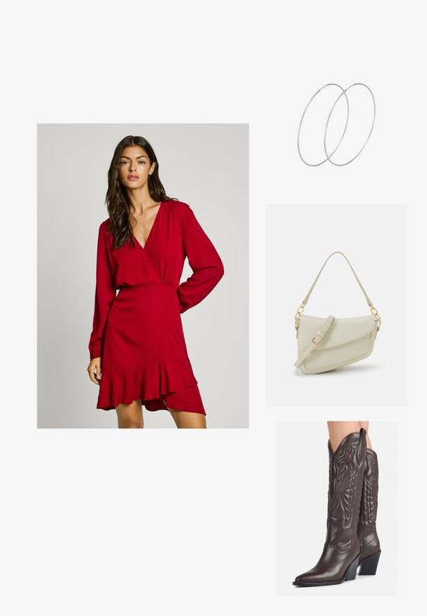 Czerwona sukienka o kroju wrap z długimi rękawami, marszczoną talią i falbanowym hemem. Teksturowany materiał i głęboki dekolt w kształcie V. Odpowiednia na różne okazje.; Brązowe skórzane kowbojki z noskiem w kształcie migdała i blokowym obcasem, z detalicznym przeszyciem i podniesionymi akcentami na cholewce.; Mała torebka w kolorze kremowym z teksturowanym wykończeniem, długim regulowanym paskiem, akcentem z łańcucha oraz zapięciem na klapkę. Wykończenia w kolorze złotym.; Srebrne kolczyki w formie obręczy o minimalistycznym designie. Okrągły kształt, gładka faktura i cienki profil. Lekkie, z polerowanym wykończeniem.