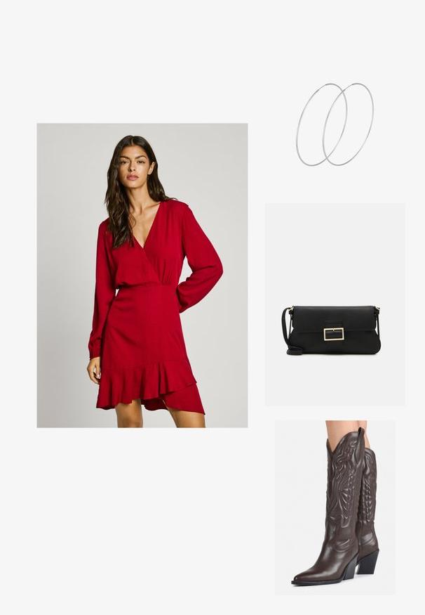 Rotes Wickelkleid mit langen Ärmeln, gerafftem Taillenbereich und gerüschtem Saum. Strukturiertes Material und tiefes V-Ausschnitt-Design. Geeignet für verschiedene Anlässe.; Braune Leder-Cowboy-Stiefel mit spitzem Punkt und Blockabsatz, die über detaillierte Stickereien und hervorgehobene Akzente am Schaft verfügen.; Schwarze Leder-Clutch mit Klappe und goldfarbenem Metallschnallen-Detail. Enthält einen schwarzen Riemen und ein schlankes, minimalistisches Design.; Silberne Creolen mit minimalistischem Design. Rundform, glatte Oberfläche und dünnes Profil. Leichtgewichtig mit hochglänzender Oberfläche.