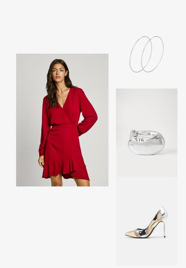Czerwona sukienka o kroju wrap z długimi rękawami, marszczoną talią i falbanowym hemem. Teksturowany materiał i głęboki dekolt w kształcie V. Odpowiednia na różne okazje.; Czółenka na wysokim obcasie z wąskim noskiem w kolorze srebrnym, złotym i nude. Lśniące wykończenie z wycięciami, z obcasem w stylu stiletto.; Srebrna metaliczna torba worek o miękkim, zaokrąglonym kształcie i zawiązywanym z góry zapięciem. Wykonana z gładkiego materiału imitującego skórę.; Srebrne kolczyki w formie obręczy o minimalistycznym designie. Okrągły kształt, gładka faktura i cienki profil. Lekkie, z polerowanym wykończeniem.