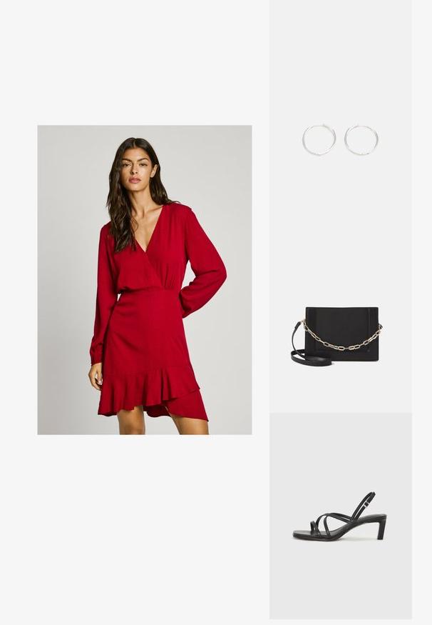 Červené šaty s dlhými rukávmi, s riaseným pásom a volánovým lemom. Štruktúrovaná tkanina a hlboký výstrih do V. Vhodné na rôzne príležitosti.; Čierne sandále na vysokom podpätku so štvorcovou špičkou a nízkym blokovým podpätkom. Obsahujú viacero tenkých popruhov a nastaviteľný členkový popruh. Vyrobené z hladkej kože.; Čierna kožená crossbody taška s hladkou textúrou, obdĺžnikovým tvarom a kovovým reťazovým detailom na prednej strane. Súčasťou je nastaviteľný popruh.; Strieborné kruhové náušnice s elegantným, okrúhlym dizajnom, s hladkým povrchom a bez viditeľných ozdôb. Priemer nie je špecifikovaný.