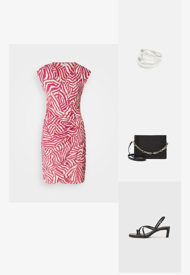 Haljina sa uzorkom zebra u ružičastoj i krem boji, s dizajnom omotača, kap sleevima i okupljenim detaljem sa strane. Napravljena od laganog materijala.; Crne sandale s trakama, kvadratnim prstom i niskom blok petom. Ima više tankih trakica i podesivu trakicu oko gležnja. Izrađene su od glatke kože.; Crna kožna torba preko tijela s glatkom teksturom, pravokutnim oblikom i metalnim lancem na prednjoj strani. Uključena je podesiva naramenica.; Srebrna dvostruka prsten s glatkom, poliranom površinom. Karakterizira ga fluidan, zakrivljen dizajn s preklapajućim sekcijama za moderan izgled.