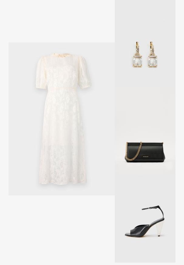 Biele šaty s kvetinovým vzorom vyrobené z ľahkej látky, s krátkymi puff rukávmi a viazaným výstrihom, s voľným siluetom po kolená.; Čierne kožené sandále na vysokých podpätkoch s otvorenou špičkou, asymetrickým dizajnom, remienkom okolo členka a kovovým kužeľovitým podpätkom. Hladká textura po celom povrchu.; Čierna kožená kabelka s retiazkou zo zlata, so hladkou textúrou, obdĺžnikovým tvarom a embosovaným logom na prednej strane.; Náušnice v zlatej farbe, ktoré majú obdĺžnikový, transparentný kryštál visiaci pod radom malých, guľatých, čírych akcentov. Elegantný, moderný dizajn.
