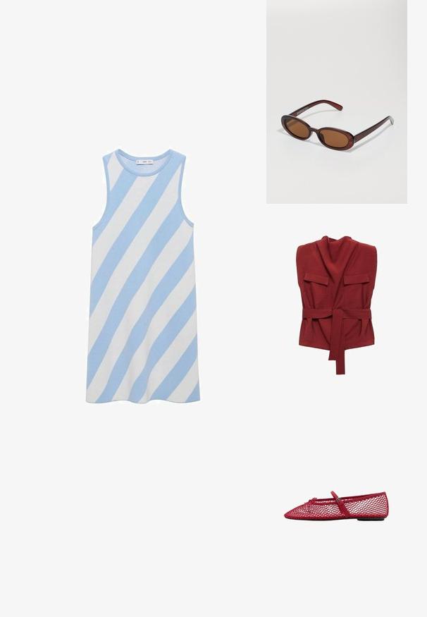 Ärmelloses Kleid mit blauen und weißen diagonalen Streifen. Hergestellt aus Rippstoff mit rundem Ausschnitt und lockerer Passform.; Rotes Wickeltop aus weichem Stoff, mit hohem Kragen, zwei vorderen Taschen, einem Gürtel und einem lockeren Schnitt.; Rote Netz-Ballerinas mit spitzem Zehenbereich, ausgestattet mit einem dünnen Riemen und Schnallen-Detail. Das Obermaterial hat ein offenes Wabenmuster.; Runde, braun getönte Sonnenbrillen mit einem glänzenden burgunderfarbenen Rahmen. Schlanke Bügel mit dezentem Branding. Flaches Linsendesign.