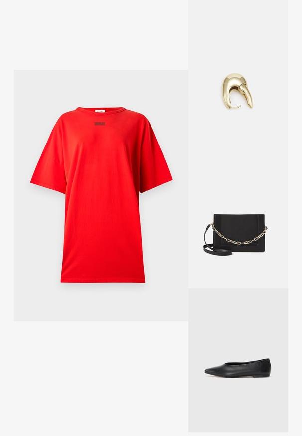 Röd oversized T-shirt i bomull med korta ärmar och rund halsringning. Har tryckt text på framsidan. Slät textur.; Svart läderballetflat, spetsig tå, minimalistisk design, slät textur, låg klack, ingen synlig hårdvara eller utsmyckningar.; Svart läder crossbody-väska med en slät yta, rektangulär form och metallickedjedetalj på framsidan. Justerbar rem ingår.; Örhänge i guldtonad metall med en elegant, böjd design. Har en distinkt spetsig form, polerad yta och gångjärnslås.