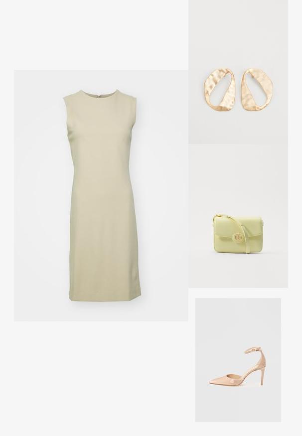 Bezrukávové šaty do poloviny kolen v světle béžové barvě, vyrobené z hladkého, elastického materiálu, s kulatým výstřihem a nenápadným zipem na zadní straně.; Nude lakovaná botička s špičatou špičkou, kotníkovým páskem a stiletto podpatkem, která se vyznačuje hladkým povrchem a minimalistickým designem.; Tory Burch ROBINSON SHOULDER BAG - Kabelka - lemon; Pár nepravidelných oválných náušnic z kovu pozlaceného zlatem s texturovaným, mírně kladivkovým povrchem na bílém pozadí.