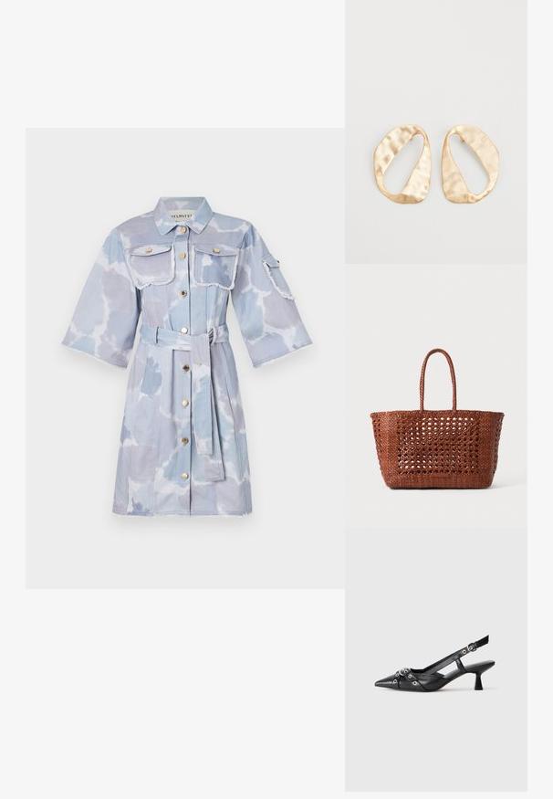 Vestido de ganga azul claro com cinto de laço, dois bolsos no peito e mangas curtas. Acabamentos desgastados e padrão semelhante a nuvens por toda a peça.; Sapato slingback em couro preto com biqueira fina, tiras decorativas com ilhós de metal e um pequeno salto quadrado. Superfície texturizada.; Saco tote castanho tecido com um padrão aberto, forma retangular e duas alças trançadas. Apresenta uma base sólida para suporte.; Par de brincos irregulares em forma oval, feitos de metal dourado, com uma superfície texturizada e ligeiramente martelada, sobre um fundo branco.