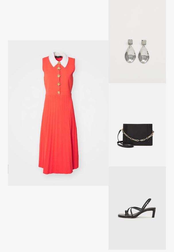 Rotes ärmelloses Kleid mit einem weißen, gewellten Kragen, goldenen Blumenknöpfen und einem gefälteten Rockdesign.; Schwarze Sandale mit Riemchen, quadratischer Zehenform und niedrigem Blockabsatz. Verfügt über mehrere dünne Riemen und einen verstellbaren Knöchelriemen. Hergestellt aus glattem Leder.; Schwarze Leder-Crossbody-Tasche mit glatter Textur, rechteckiger Form und metallic-kettendetail auf der Vorderseite. Verstellbarer Gurt inklusive.; Silberne Tropfenohrringe mit einem quadratischen Stecker, die eine glatte, polierte Oberfläche und eine Tropfenform aufweisen, die Licht mit einer glänzenden Oberfläche reflektiert.