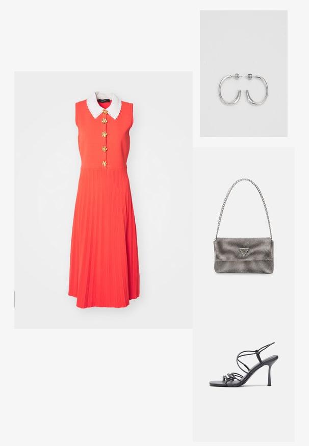 Rode mouwloze jurk met een witte, golvende kraag, voorzien van gouden bloemenknopen en een geplooide rok.; Zwarte hoge hakken sandaaltjes hebben dunne banden met een geknoopt ontwerp, een gladde vierkante neus en een elegante stiletto-hak.; Lichtgrijze metallic handtas met een kettingriem, versierd met kleine ronde metallic studs en een driehoekig merkimago.; Zilveren oorringen met een glad, glanzend oppervlak, met een gebogen vorm en een sluiting met steker. Minimalistisch ontwerp met een moderne afwerking.