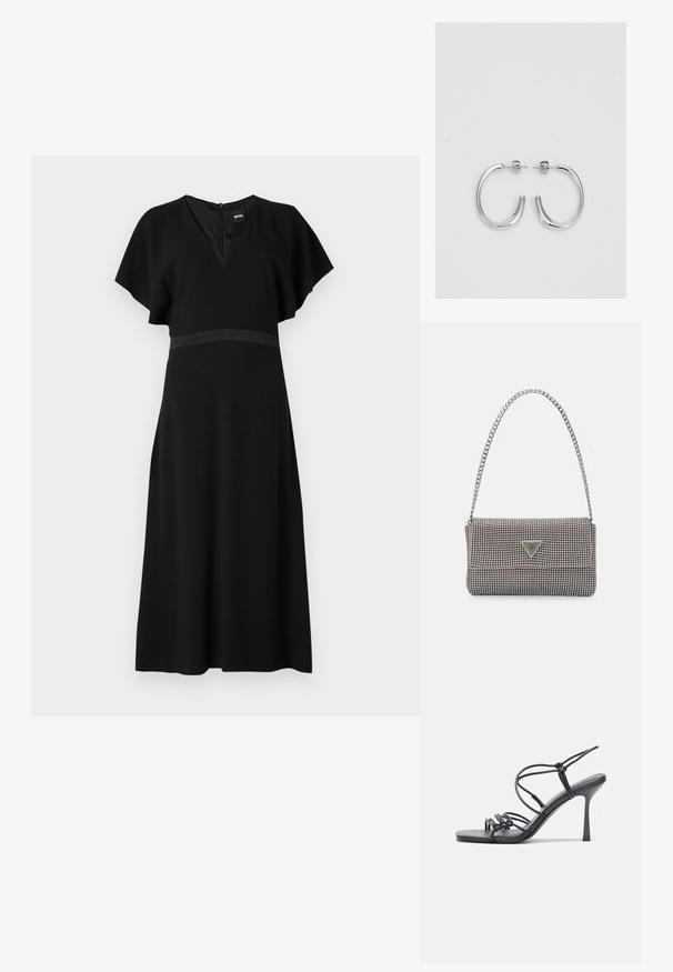 Črna obleka z V-izrezom, kratkimi letečimi rokavi in kontrastnim horizontalnim pasom na pasu. Narejena je iz gladkega, padajočega materiala.; Črne visoke sandale na peto imajo tanke naramnice z vozlom, gladek kvadratni toe in eleganten stiletto peto.; Svetlo siva kovinska torbica z verižnim ročajem, okrašena z majhnimi okroglimi kovinskimi bleščicami in trikotnim logotipom blagovne znamke.; Srebrne uhančke v obliki obroča z gladko, sijočo površino, ukrivljene oblike in zapiranjem na zatič. Minimalistična zasnova z modernim zaključkom.