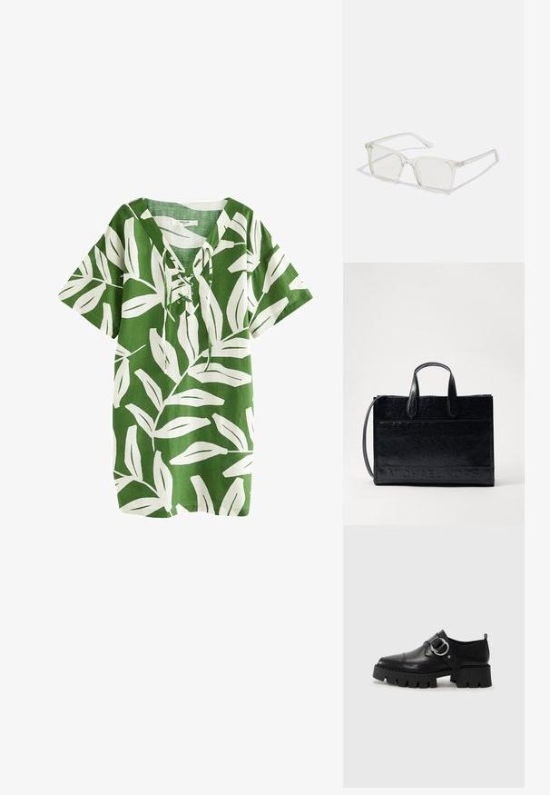 Zelená ľanová tunika s bielym listovým vzorom, krátke rukávy, výstrih do V s šnurovaním, voľný strih a rovný lem.; Čierne kožené topánky s hrubou, rebrovanou podrážkou, vyznačujúce sa okrúhlou striebornou kovovou ozdobou a minimálnym prešívaním.; Priehľadné plastové okuliare s námestovými rámami a priehľadnými šošovkami, s kultivovanými zlatými akcentmi na spánkoch pre zvýraznenie detailov.; Čierna kožená tote kabelka s dvoma vrchnými uchami, odnímateľným ramenným popruhom a embosovaným logom "MICHAEL KORS" na prednej strane. Hladká textura.