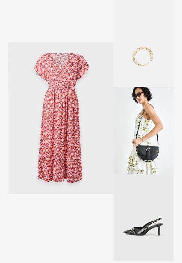 Maxikleid mit V-Ausschnitt, kurzen Ärmeln und tailliertem Bund. Hergestellt aus leichtem Stoff mit einem roten und pinken Rautenmuster und einem gewellten Saum.; Schwarzer Lackleder Slingback-Schuh mit spitzem Zehenbereich, Knöchelriemen mit silbernen Schnallen und Beschlägen sowie einem schlanken Absatz.; Schwarze Lederhandtasche mit geschwungener Form, abnehmbarem Tragegurt und goldenen Beschlägen. Die Tasche verfügt über einen Deckel mit einer Schnallen-Details.; Goldfarbener Ring mit einem organischen, gedrehten Design, glatter Oberfläche und sich verjüngenden Enden, was ein modernes, skulpturales Erscheinungsbild erzeugt.