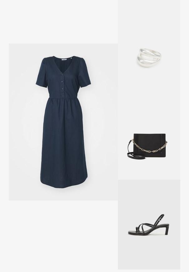 Mornarji modra, kratkolasna obleka z v-izrezom, gumbom spredaj in gubanem pasom, ki ima gladko teksturo in dolžino do gležnjev.; Črne natikače s trakovi in kvadratnim prstom ter nizkim blokastim peto. Imajo več tankih trakov in nastavljiv trak okoli gležnja. Narejene so iz gladkega usnja.; Črna usnjena torba čez ramo z gladko teksturo, pravokotno obliko in kovinskim verižnim detajlom spredaj. Vključena je nastavljiva naramnica.; Srebrn dvojni prstan z gladko, polirano površino. Ima tekoč, ukrivljen dizajn z prekrivajočimi se sekcijami za sodoben videz.