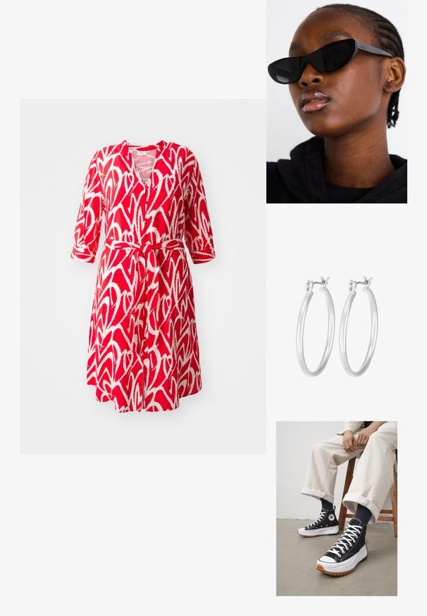 Sarkans kleita ar baltu abstraktu rakstu, ar V veida dekoltē, 3/4 piedurknēm, siksnu jostas viduklī un izpletni zemāk.; Augstie melnie sporta apavi ar baltām auklām un gumiju purngalā. Bieza balta zole ar strukturētu brūnu ārējo zoli, valkāti ar zilām svītrainām zeķēm.; Melnas kaķa acs saulesbrilles ar matētu apdari, kas izceļas ar elegantu dizainu un maigi izliektiem stūriem, fona attēlā ir modelis ar tumšām drēbēm.; Sudraba riņķveida auss gredzeni ar gludu, pulētu apdari. Apaļa forma un drošs klikšķa augšējais slēgums. Viegls dizains, kas piemērots ikdienas valkāšanai.