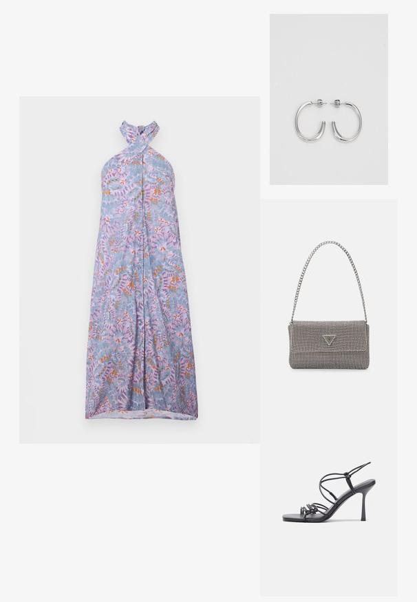 Robe maxi avec décolleté halter en tissu bleu clair, ornée d'un motif floral en lavande, orange et vert. Détails de boutons sur le devant.; Des sandales noires à talons hauts avec des fines lanières au design noué, un bout carré lisse et un talon aiguille élégant.; Sac à main en métal gris clair avec une bandoulière en chaîne, orné de petits clous métalliques ronds et d'un logo de marque triangulaire.; Boucles d'oreilles créoles en argent avec une surface lisse et brillante, présentant une forme incurvée et une fermeture à tige. Design minimaliste avec une finition moderne.
