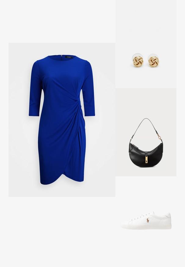 Vestido azul com mangas três quartos, gola redonda e detalhe lateral torcido. Feito de um tecido liso e elástico, com fecho de zíper nas costas.; Sapatilhas de couro brancas, design de cano baixo, com textura suave, biqueira redonda, atacadores à frente e um pequeno logótipo bordado na lateral.; Bolsa de couro preto em forma de meia-lua. Apresenta um detalhe em metais dourados e uma alça estreita. Textura suave, fechamento em zíper na parte superior.; Brincos de pressão em tom dourado com um design torcido. Cada brinco possui uma base circular transparente para um uso seguro.