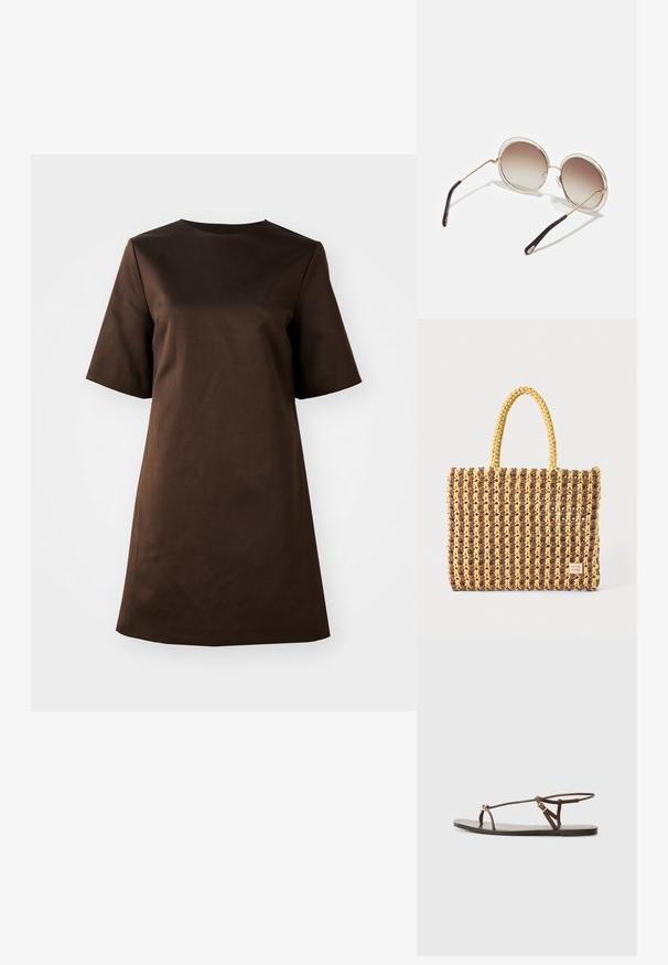 Hnědé šaty s krátkým rukávem a kulatým výstřihem, volného střihu, vyrobené z hladkého materiálu, se jednoduchým, minimalistickým designem.; Hnědé kožené sandály s tenkými popruhy, zlatým obdélníkovým akcentem a plochou podrážkou. Minimalistický design s nastavitelným detailem přezky.; CHLOÉ CARLINA OVERSIZED ROUND METAL SUNGLASSES - Sluneční brýle - gold-coloured/brown; Tkaná taška hnědé a žluté barvy s obdélníkovým tvarem, dvěma úchyty a texturovaným povrchem s viditelným šitím a brandovým štítkem.