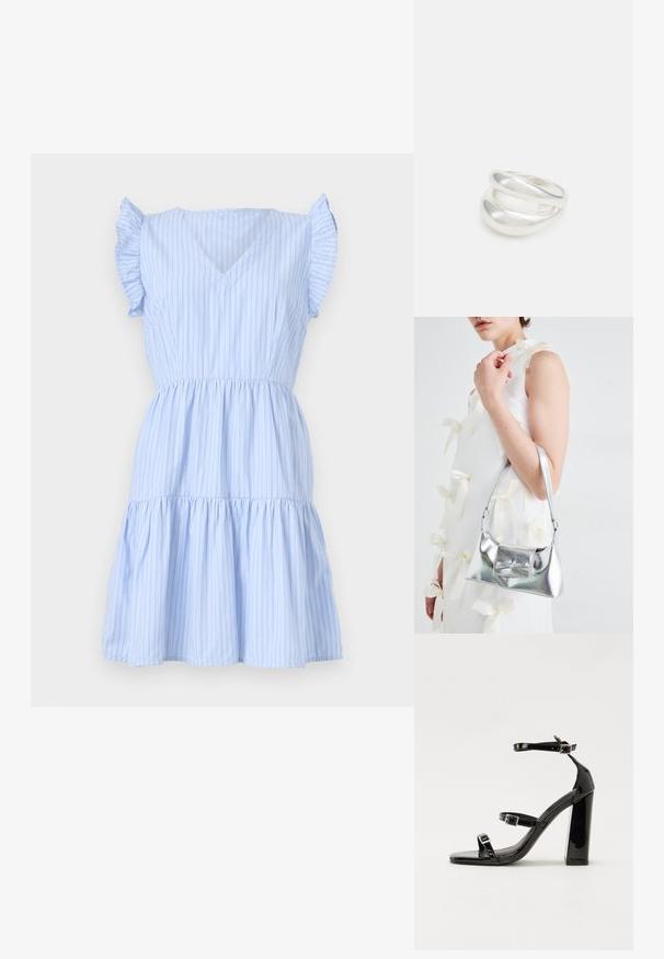 Svetlo modra črtasta obleka z V-izrezom, kratkimi naborki na rokavih, oprijetim pasom in večplastno krilo. Narejena iz mehke, lahke tkanine.; Črne lakirane sandale s peto, kvadratnim prstom, trakovi okrog gležnja in srebrnimi zaponkami. Opremljene so s stabilno Debelo peto.; Srebrna metalna torbica z oblikovano strukturo, ki ima zgornji ročaj in detajl v obliki mašne spredaj. Gladka tekstura, z odsevnimi površinami.; Srebrn dvojni prstan z gladko, polirano površino. Ima tekoč, ukrivljen dizajn z prekrivajočimi se sekcijami za sodoben videz.