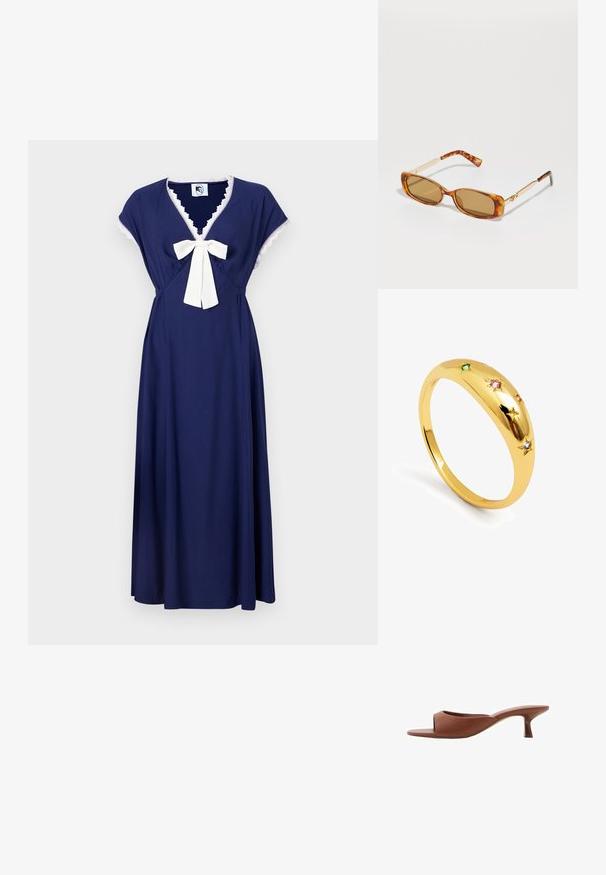 Granatowa sukienka z krótkimi bufkami, dekoltem w serek i kremową kokardą w talii, ozdobiona koronkowym wykończeniem wzdłuż dekoltu.; Brązowe klapki na obcasie z odsłoniętymi palcami, o gładkim, matowym wykończeniu, z zakrzywionym kształtem i przezroczystym, zwężającym się obcasem.; Brązowe okulary przeciwsłoneczne w cętki z prostokątnymi oprawkami, złotymi metalowymi ramionami i jasnobrązowymi soczewkami. Elegancki design, bez widocznych logo.; Złoty pierścionek z gładką, zaokrągloną obrączką, ozdobiony pięcioma akcentami w kształcie gwiazd, z których każda jest zdobiona kolorowymi kamieniami szlachetnymi w odcieniach różu, zieleni i niebieskiego.
