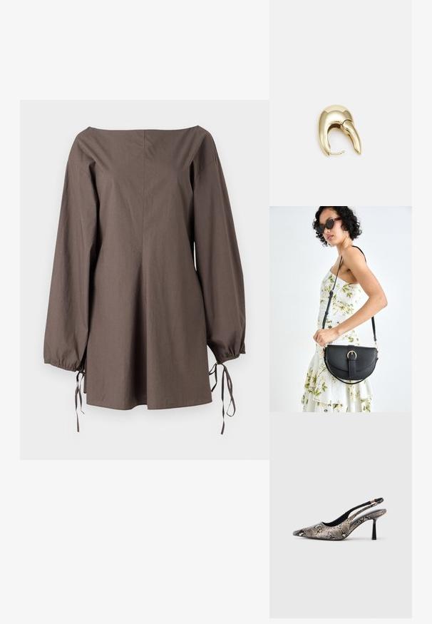 Hnědý top bez ramínek vyrobený z texturované látky, s dlouhými rukávy a šňůrkovými zavazováním a volným, pohodlným střihovým provedením.; Sandalové boty s špičatou špičkou vyrobené z texturovaného hadího vzoru, s úzkým černým podpatkem a výřezovým designem na bocích.; Černá kožená kabelka s křivkovým tvarem, odnímatelným popruhem a zlatými detaily. Kabelka má klopu s přezkou.; Náušnice ve zlatém tónu z kovu s elegantním zakřiveným designem. Vyznačují se jedinečným špičatým tvarem, lesklým povrchem a závěsem na kloub.
