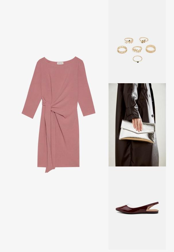 Vaaleanpunainen, polvipituinen mekko, jossa on kolmennesosa hihat, solmittu yksityiskohta vyötäröllä ja pehmeä, teksturoitu kangas. Pyöreä kaula-aukko, yksinkertainen muotoilu.; Burgundy patentitokot slingback-kengät, joissa on terävä kärki, läpinäkyvä aukko ja musta litteä pohja. Sileä pinta, minimalistinen muotoilu.; Hopeinen metallinen clutch-angular kirjekuorimuotoilu, sileä pinta ja kontrastivärinen sisustus, pidetään kädessä, jossa on musta takki.; Kuusi kultasormusta, joissa on erilaisia kuvioita: punottuja, lehtimuotoisia ja kiinteitä renkaita; osa niistä on varustettu vihreillä jalokivikoristeilla.