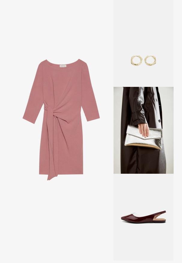 Różowa sukienka do kolan z rękawami do trzech kwart, z węzłowym akcentem w pasie i miękkim, teksturowanym materiałem. Okrągły dekolt, prosty fason.; Burgundowe lakierowane baleriny typu slingback z ostrym noskiem, przezroczystym wycięciem i czarną płaską podeszwą. Gładka tekstura, minimalistyczny design.; Srebrna metaliczna kopertówka o kształcie kątowym, gładka w dotyku, z kontrastowym kolorem wewnątrz, trzymana w ręce noszącej czarny płaszcz.; Złote kolczyki w kształcie obręczy o teksturowanej, nieregularnej formie. Posiadają bezszwowe zapięcie oraz polerowane wykończenie, podkreślające nowoczesny design.