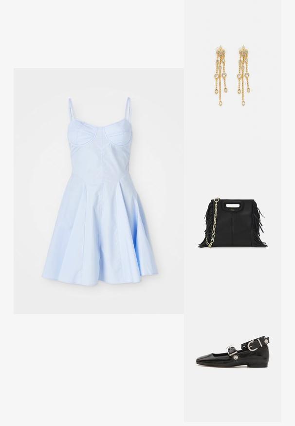 Svetlomodré šaty s vypasovaným korzetom, nastaviteľnými ramienkami a rozšírenou plisovanou sukňou s hladkou textúrou.; Čierne lakované baleríny so štvorcovou špičkou, remienkom okolo členka so striebornými prvkami a plochou podrážkou. Hladký povrch s minimalistickým dizajnom.; Čierna kožená kabelka s strapcami, zlatým reťazovým ramenným popruhom a vykrojenou rukoväťou. Na prednej strane sa nachádza logo.; Zlaté náušnice s mnohými kaskádovými reťazcami, ozdobené jasnými oválnymi kryštálmi a dekoratívnymi puzdrami.