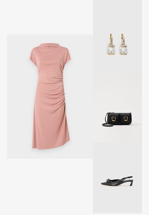 Ružičasta haljina od mekanog materijala, s visokom izrezu, kratkim kap sleeves i naboranim detaljima s jedne strane, stvarajući drapirani efekt.; Crne kožne sandale s remenčićem i šiljastim vrhom, malim potpeticama i dekorativnom kopčom na gornjem dijelu. Glatka tekstura, minimalistički dizajn.; Crna kožna torba preko ramena s dva prednja džepa, zlatnim kopčama, zatvaranjem na zip i uskim remenom. Teksturirana površina i kompaktan pravokutan oblik.; Zlatne naušnice s pravokutnim, prozirnim kristalom koji visi ispod niza malih, okruglih prozirnih akcenata. Elegantni, moderni dizajn.