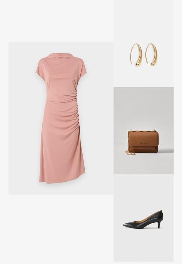 Rožinė suknelė, pagaminta iš minkštos medžiagos, su aukštu apykaklės kirpimu, trumpomis rankovėmis ir surinkimo detalėmis vienoje pusėje, sukuriančiomis drapiruotą efektą.; Juodos odinės aukštakulnės bateliai su smailiu nosiu, žemu kulnu ir lygiu paviršiumi. Priekyje yra nedidelis atvirumas, o gale minimalus apdaila.; Ruda tekstūruota odinė per petį nešama rankinė su auksiniu grandininiu dirželiu ir užlenkiamo užsegimo. Priekinėje pusėje yra logotipo detalė ir kišenė po užlenkimu.; Auksinės metalinės auskarų kabės su lenktą, pailgą forma. Turi lygų, blizgantį paviršių ir užapvalintą galiuką papildomam akcentui.