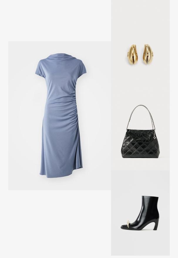 Lühikeste varrukatega kleit helesinisest kangast, millel on kumer kaelus ja külgseeliku voldid, lõdva silueti ja põlvepikkune alläär.; Must musta, läikiva nahast, terava varbaga ja dekoratiivse kullast ja hõbedast aktsendiga esiosas. Blokeeritud kontsa disain.; Must nahast tikitud käekott hõbedase ketiga sangaga, millel on kujundatud struktuur ja sile pind.; Kuldtooni kõrvarõngad voolava ja kõvera disainiga. Igal kõrvarõngal on sile pind ja väike klamber dekoratiivse detailiga.