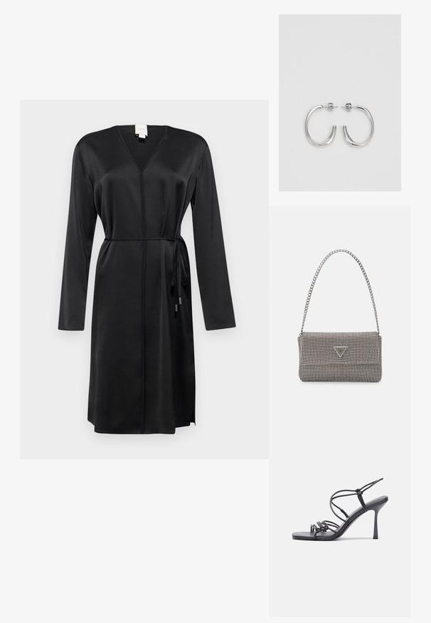 Fekete, hosszú ujjas ruha V-nyakkal, megkötős derékkal és texturált anyagból. Egyenes szabású és térd hosszúságú.; Fekete magas sarkú szandálok vékony pántokkal, csomózott mintával, sima négyzetes orral és karcsú stiletto sarkal rendelkeznek.; Világosszürke fémes kézitáska lánc pánttal, kis kör alakú fém kifinomult díszítéssel és háromszög alakú márkagéppel.; Ezüst karika fülbevalók sima, fényes felülettel. Lekerekített forma, könnyű kialakítással, tűs zárómechanizmussal.