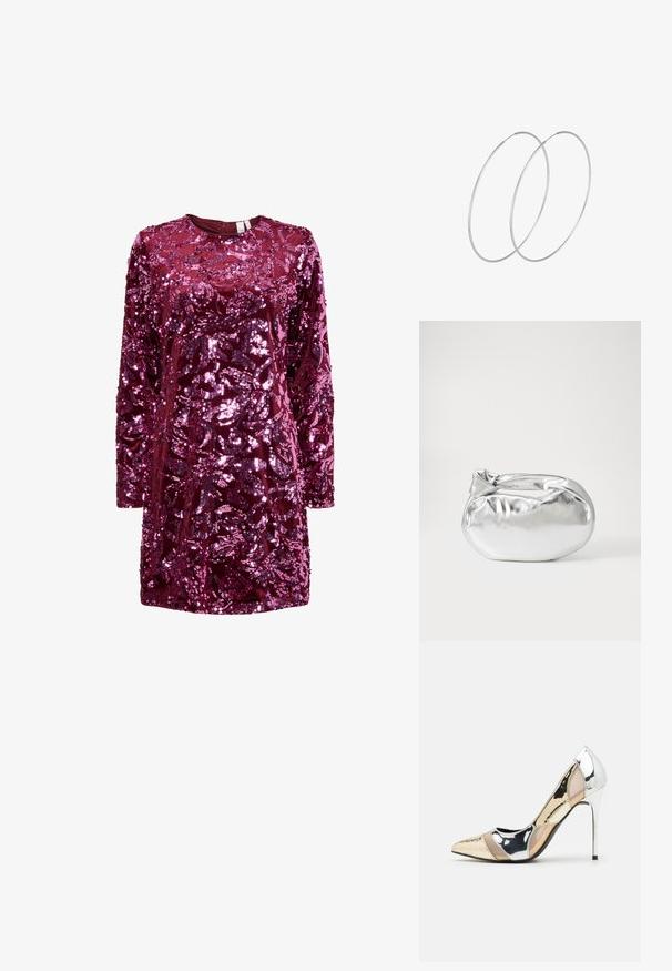 Bordeaux pailletten jurk met lange mouwen, ronde halslijn en textuur met bloemmotief. De stof is glanzend met een luxe textuur.; Puntige hoge hak schoenen met een zilver, goud en nude kleurenschema. Glanzende afwerking met uitsnijdingen en een stiletto hak.; Zilveren metalen pouch bag met een zachte, afgeronde vorm en een geknoopte sluiting aan de bovenkant. Gemaakt van soepel faux leren materiaal.; Zilveren hoepel oorbellen met een minimalistisch ontwerp. Cirkelvormig, gladde textuur en dun profiel. Lichtgewicht met een gepolijste afwerking.