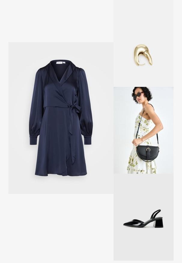 Sötétkék, sima szatén anyagból készült wrap ruha, V nyakkal, hosszú puffos ujjal és állítható derékpánttal. Rövid hossza és lebegő sziluettje van.; Fekete lakk bőr szandálkés magas sarkú cipő, hegyes orral és geometrikus tömbsarkakkal. Karcsú, minimalista dizájn és sima textúra jellemzi.; Fekete bőrtáska ívelt formával, levehető pánttal és arany színű fémrészekkel. A táskán egy csattal díszített fedél található.; Aranyszínű fém fülbevaló, elegáns, ívelt formával. Különleges hegyes alak, fényes felszín és zsanéros záródás jellemzi.