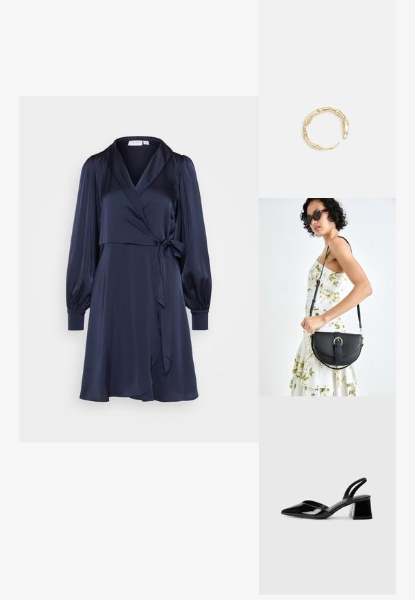 Námornícky obálkový šaty vyrobené z hladkého saténu s v-výstrihom, dlhými puff rukávmi a viazacím pásom na úpravu. Krátka dĺžka s plynulou siluetou.; Čierne lakované kožené sandálové podpätky s špicatou špičkou a geometrickým blokovým podpätkom. Disponujú elegantným, minimalistickým dizajnom a hladkým povrchom.; Čierna kožená kabelka s zaobleným tvarom, odnímateľným popruhom a zlatými doplnkami. Kabelka má klopu s detailom s prackou.; Prsteň v zlatej farbe s organickým, skrúteným dizajnom, hladkým povrchom a zužujúcimi sa koncami, vytvárajúci moderný, sochársky vzhľad.